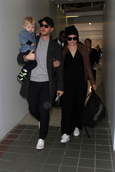 Photo Ginnifer Goodwin Enceinte Son Mari Josh Dallas Et Leur Fils Oliver Arrivent L