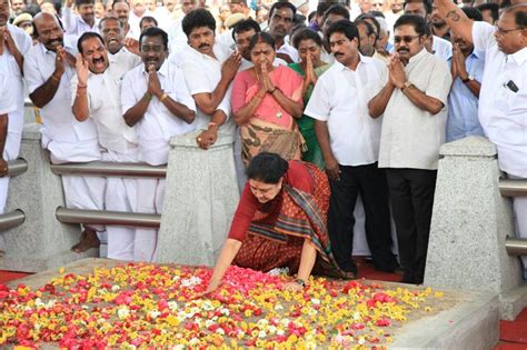 sasikala pays tribute to jayalalithaa s memorial at marina beach photos images gallery 59610