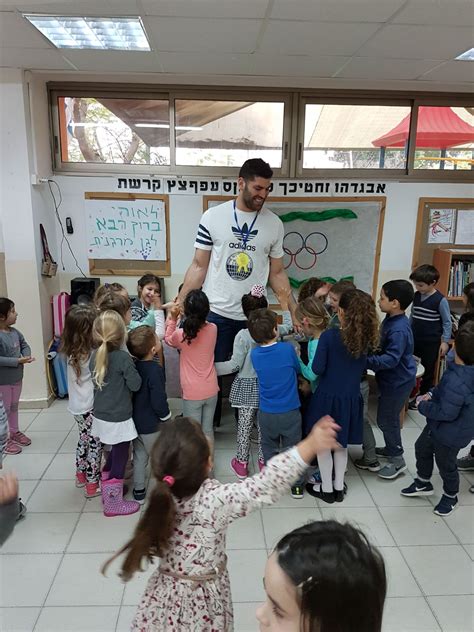 המדור סבור כי מאחורי הפלאפל מסתתר לא אחר מאשר המדליסט האולימפי מריו, אורי ששון. הג'ודוקא האולימפי אורי ששון מבקר בגן מרגנית בגבעתיים ...