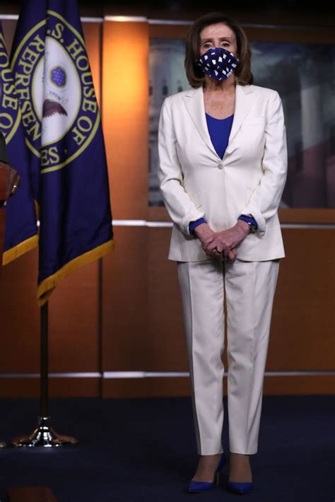 Η Nancy Pelosi δίνει το καλό παράδειγμα σετάροντας τέλεια τα ρούχα της