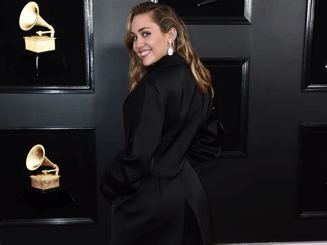 Miley Cyrus Wore Heels Shaped Like An M And C To The Grammys