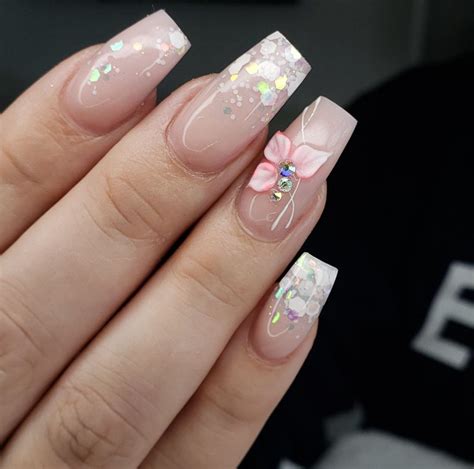 Manicura y pedicura semipermanente y esmalte tradicional, trabajo garantizado. Uñas acrílicas decoradas ¡Los modelos más top del momento!