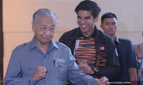 Tidak dinafikan, membaca beberapa buah buku sahaja sudah mencukupi, namun perlu diingati, ilmu dan kemahiran perlu sentiasa dikemaskini. Terima kasih Tun, kata Syed Saddiq kepada bekas PM