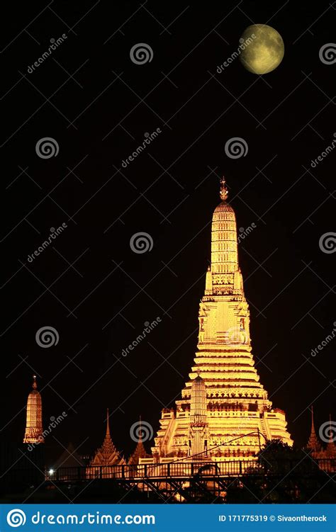 Wat Arun Pagoda With The Moon Stock Image Image Of Prang Culture
