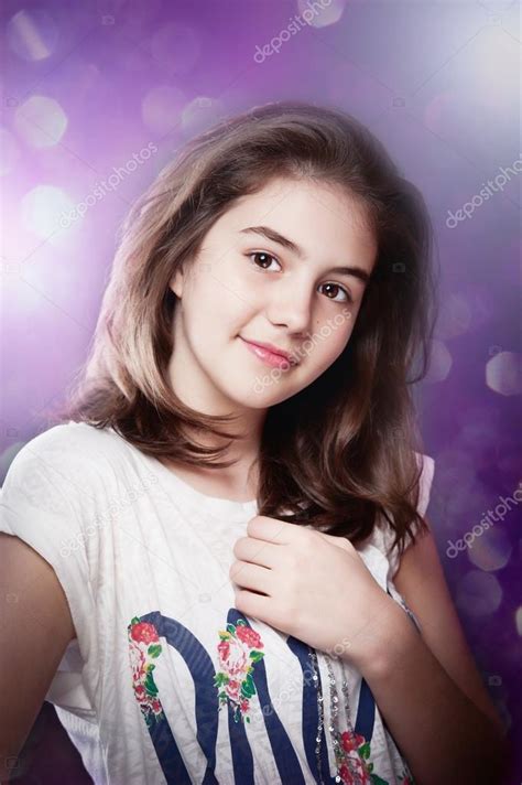 Hermosa Chica Adolescente Con El Pelo Largo Y Liso Posando Sobre El