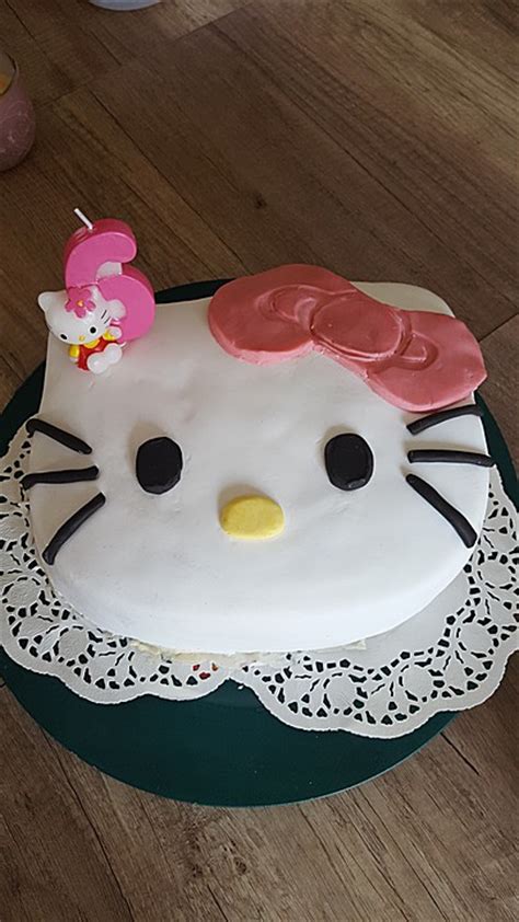 My daughter loves hello kitty and always takes her lunch to school so figured i'd try this.big hit with her! Hello Kitty Kuchen Backen Rezepte