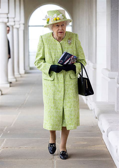 Queen Elizabeths Style Photos Of Her Best Outfits Hollywood Life