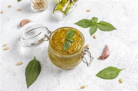 Empieza la mejor temporada de la albahaca, una hierba aromática mucho más versátil de lo que parece. Salsa de pesto de albahaca italiana con ingredientes ...