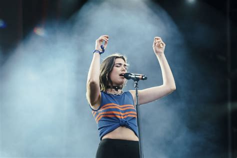 Born in london on august 22, 1995, she is the daughter of albanian rock artist dukagjin lipa. Dua Lipa sorprende a sus fans tras su operación de urgencia