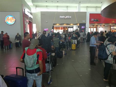 Quick tip on airasia's baggage. People Are Not Happy With AirAsia For Enforcing A 7KG ...