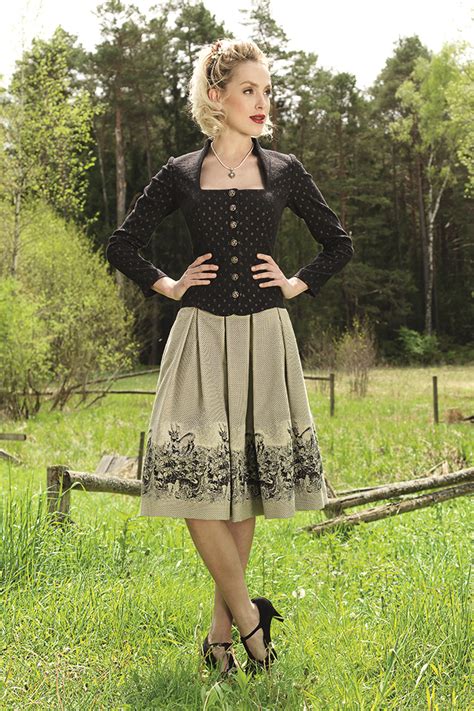 Zudem ist ein dirndl als hochzeitskleid ist außergewöhnlich einzigartig und gegenüber einem klassischen brautkleid recht preiswert. Mieder Felicia günstig online kaufen bei Trachten ...