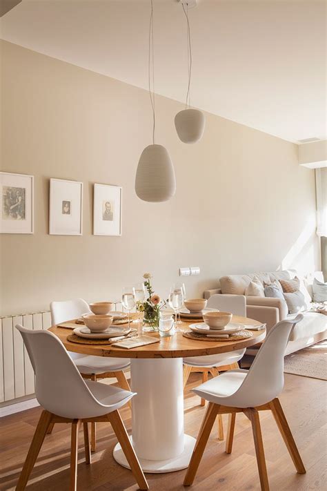 Para decorar una sala pequeña, es recomendable iniciar proceso con una lista de necesidades, para determinar para qué necesitas utilizar el espacio. Mesas de comedor redondas versus de líneas rectas ...