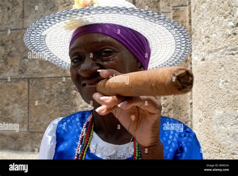 La Vieja Señora Fumando Un Cigarro Enorme Havanna Cuba Fotografía De