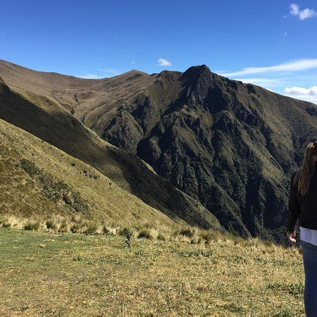 La vista, conforme se asciende, va revelando un paisaje singular de la ciudad y la oportunidad de recorrer más de 2.500 metros en menos de 20 minutos, para descubrir parajes de belleza inigualable. Teleferico Quito - 2018 All You Need to Know Before You Go ...