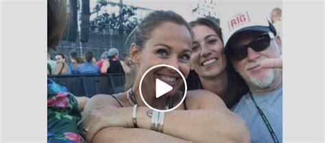 Una persona unica, piena di ottimismo, anche nei momenti più difficili, una persona grande ma anche semplice, che mi ha. "Le mie foto con Vasco Rossi": insulti anche alla moglie ...