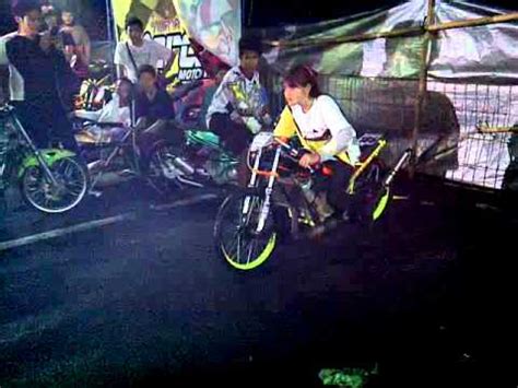 Wah, gak perhatian nih gak dipakein helm. Drag cewek cantik naik ninja - YouTube