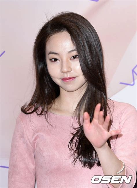 อันโซฮี Ahn So Hee กำลังพิจารณาบทรักแรกของซอคังจุน ในละครเรื่อง Entourage
