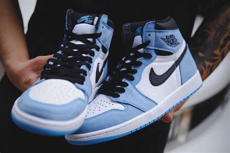 This air jordan 1 comes dressed in a white, university blue and black color combination. Une nouvelle Air Jordan 1 High UNC dropera en 2021