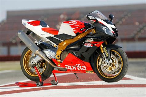 Thanks to the many improvements introduced, the tuono 1000 r factory sets. 2008 Aprilia RSV 1000 R Factory - Moto.ZombDrive.COM