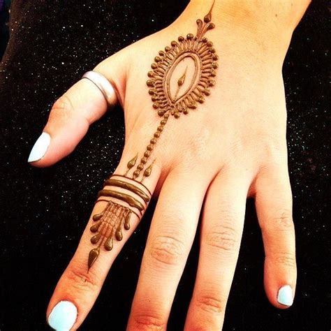 The finger mehndi design has beautiful rose and the fingers are adorned with small intertwined circlet patches. Arabic Khafif Mehndi Design Patches - Desain Pernikahan