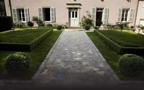 Aménager une allée de jardin en pierre, c'est une solution applicable à tous les types d'espaces extérieurs. Construction de chemin en pierres naturelles | Granite ...