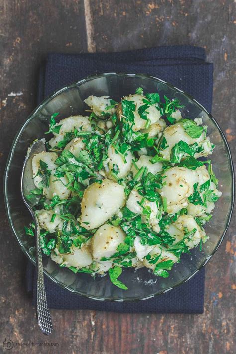 Large red potatoes, unpeeled, cut into uniform quarters. Boiled Red Potatoes With Garlic And Butter / Boiled Red ...