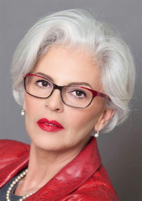 lady in red even better with age pinterest lunettes cheveux blancs et cheveux