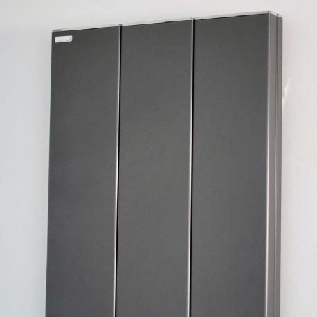 Observez notre radiateur électrique design vertical 1500w et vous aurez la réponse à cette question. Radiateur Vertical électrique KOLONE 1800W Anthracite ...