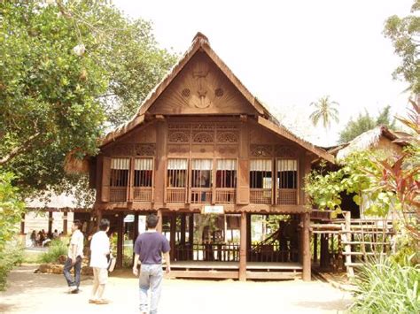Rumah tradisional melayu melaka dua sebandung ini merupakan hak milik sepenuhnya puan patimah binti mat atau lebih mesra dipanggil sebagai samad bin nordin atau pak yusof. Bicara: Gambar Rumah Tradisional Malaysia