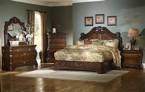 Finding the right bedroom furniture that's comfortable, chic, and charming can be quite a task. Roseville Master Bedroom Set | Von Furniture