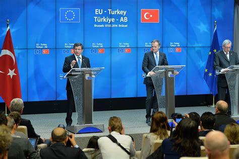Crise Des Migrants Le Sommet Ue Turquie Délivre Un Résultat En Demi Teinte Lavenir