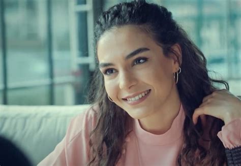 İlk, orta ve lise eğitiminin ardından i̇stanbul üniversitesi spor bilimleri fakültesi'ne girdi. Ebru Şahin Kimdir? Kaç Yaşında Nereli Boyu Kaç Sevgilisi