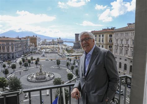 Peppino con falconieri alla batteria, e altri amici pino amenta al basso, mario cenci alla chitarra e gabriele varano al sax, forma nel 1958 un complesso i capri boys. A Palazzo San Giacomo cerimonia per i 60 anni di carriera ...