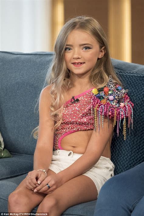 This Morning Viewers Slam Mum With Daughter In Crop Top Daily Mail Online