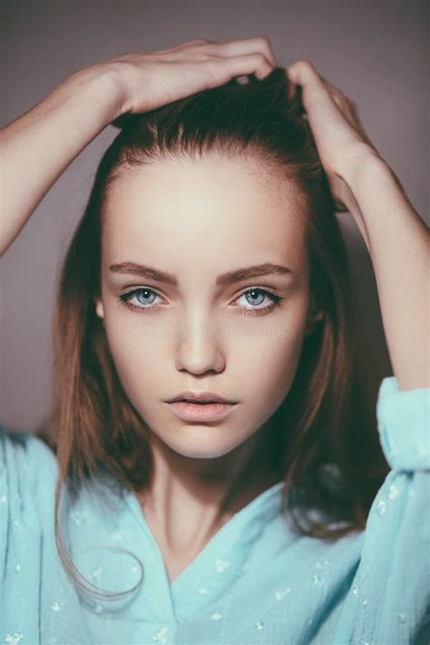 Retrato Del Adolescente Rubio Blando Joven Foto De Archivo Imagen De Azul Ojos