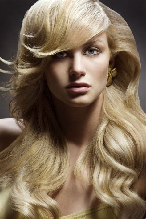 A neutral color is perfect for anyone looking to take baby steps in hair color transformations. Lang haar geknipt in lagen rond het gezicht en gestyled in ...