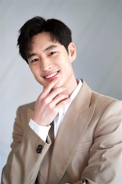 Han ye ri is so flawless~. Lee Je Hoon Shows His Excitement as 'Time To Hunt' Got ...