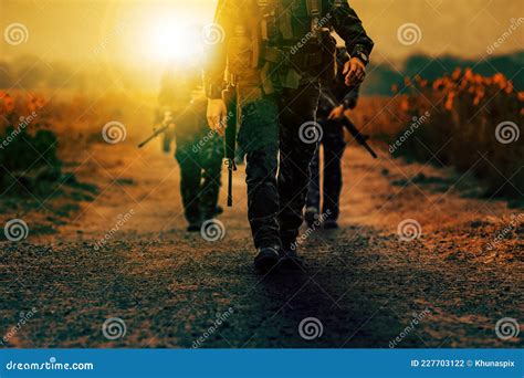 soldado con fusil largo caminando en campo de batalla de tierra foto de archivo imagen de