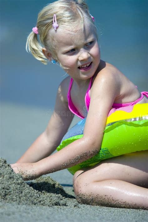 kleines mädchen auf dem strand stockfoto bild von frech nave 7063822