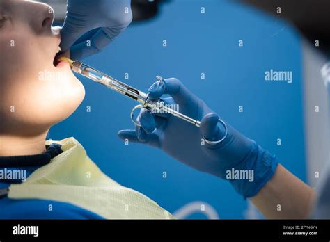 El Dentista Inyecta Jeringa De Anestesia De Los Dientes Enfermos Para