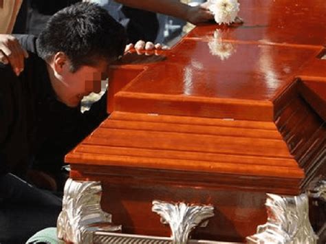 Video El Ataúd De Su Madre Le Quita La Vida En Pleno Funeral El Debate