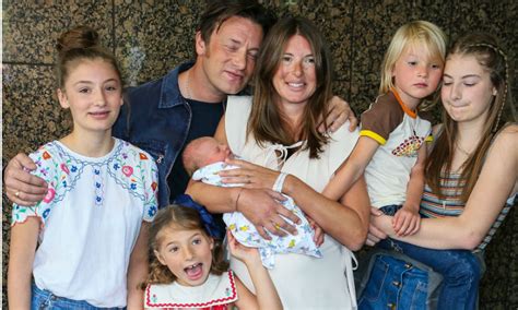How many children does jamie oliver have? Jamie Oliver's children steal his phone to make him this ...