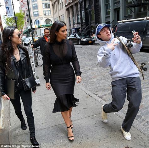 Kim Kardashian Unwittingly Gets Involved In Fan S Selfie Daily Mail Online