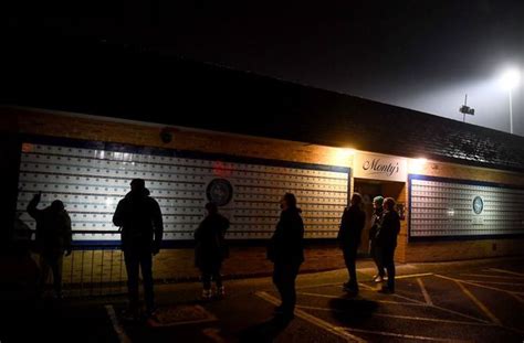På grund af den øgede smittespredning, er sejlklubbens klubhuse lukket fra i dag den 7. Fine billeder: Fans tilbage på stadion i England