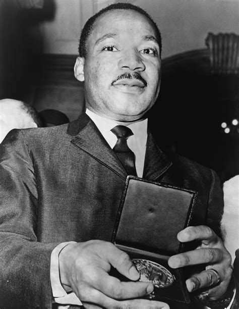 Filemartin Luther King Jr With Medallion Nywts Wikimedia Commons