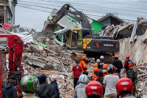 El capítulo 14 de la cuarta temporada shingeki no kyojin, 73 de la cuenta total, violencia, fue interrumpido a pocos minutos del final durante la transmisión en vivo en japón, debido a un terremoto con epicentro en el distrito de wakayama. VIDEO | Captan momento en que se derrumbó un edificio tras ...