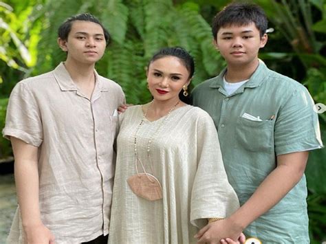 Indonesian Singer Yuni Shara बेटों के साथ देखती हूं पॉर्न बताती हूं सेक्स के दौरान क्या करें