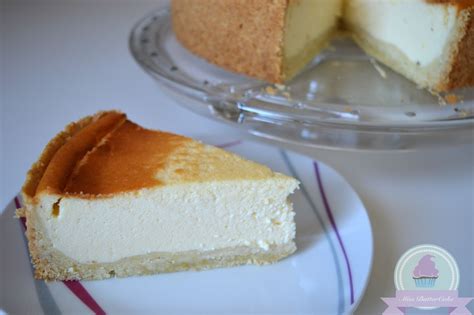 Open the eggs by separating the egg yolks and egg whites and whisk them until stiff with the help of the electric whips (4). Miss-ButterCake : Käsekuchen/Quarkkuchen