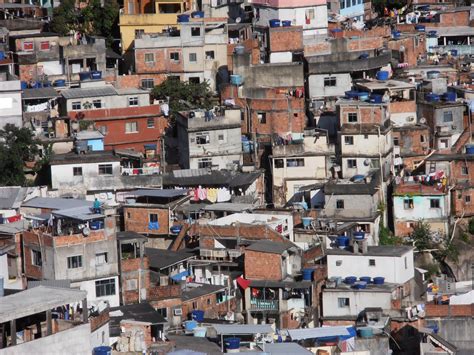 O processo de favelização na cidade de são paulo teve início na década de 1940 , tendo sido substancialmente acelerado nas décadas seguintes em função, sobretudo, do enorme fluxo de migrantes vindos de outras regiões do brasil em busca de trabalho e melhores condições de vida. Auditing Sao Paulo: Rio Day 2: Favela Tour