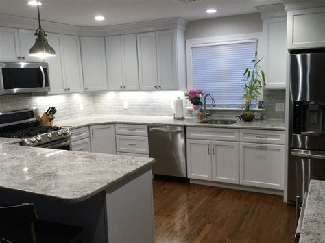 Mary jo fiorella if you've decided that subway tile is the right style for your kitchen backsplash, your first task will be to determine exactly what tile material you want to feature. grey subway tile backsplash in white kitchen. balboa mist Benjamin moore wall color | Grey ...